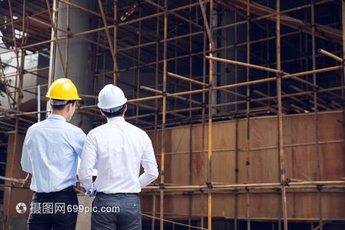 建筑工程師討論施工項目背影